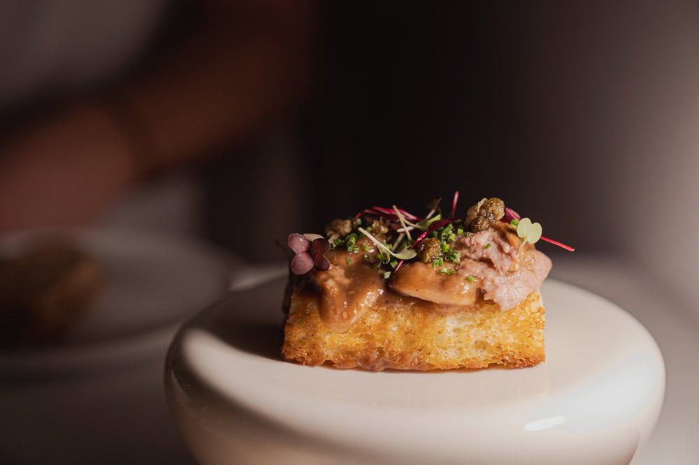 Lengua con alcaparras